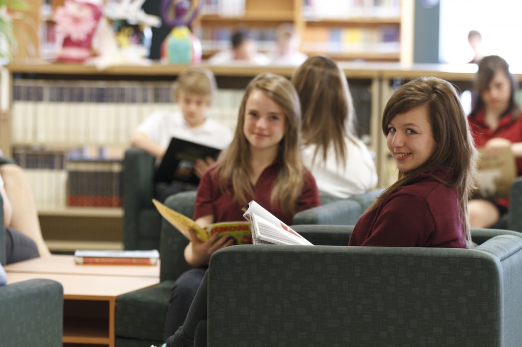 Élèves à la bibliothèque Élèves à la bibliothèque
